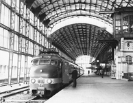 171421 Afbeelding van een trein bestaande uit electrische treinstellen mat. 1957 (Benelux) van de N.S. onder de ...